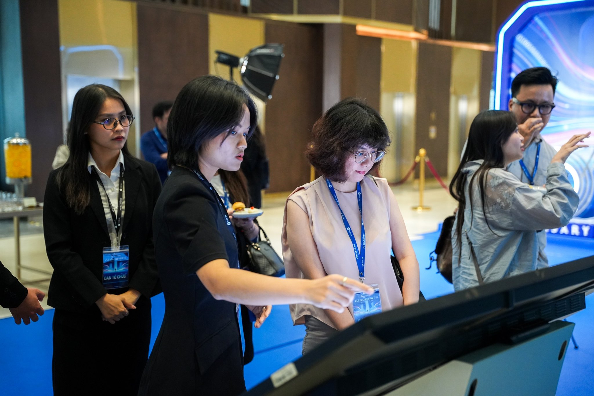 Khách tham dự trải nghiệm giải pháp tại khu trưng bày của Enterprise AI Summit 2026 — Ảnh: Base.vn