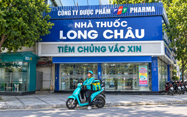Hơn 1.500 nhà thuốc Long Châu giao hàng bằng xe điện: Bài toán không chỉ là “xanh”