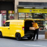 VinFast EC Van giao hàng tại khu vực cửa hàng tiện lợi trong đô thị