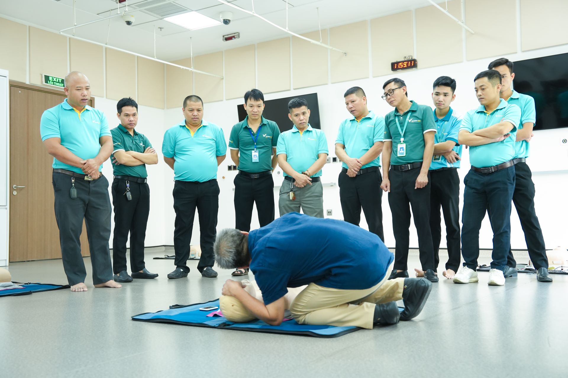 Giảng viên hướng dẫn thực hành sơ cấp cứu cho tài xế Green SM