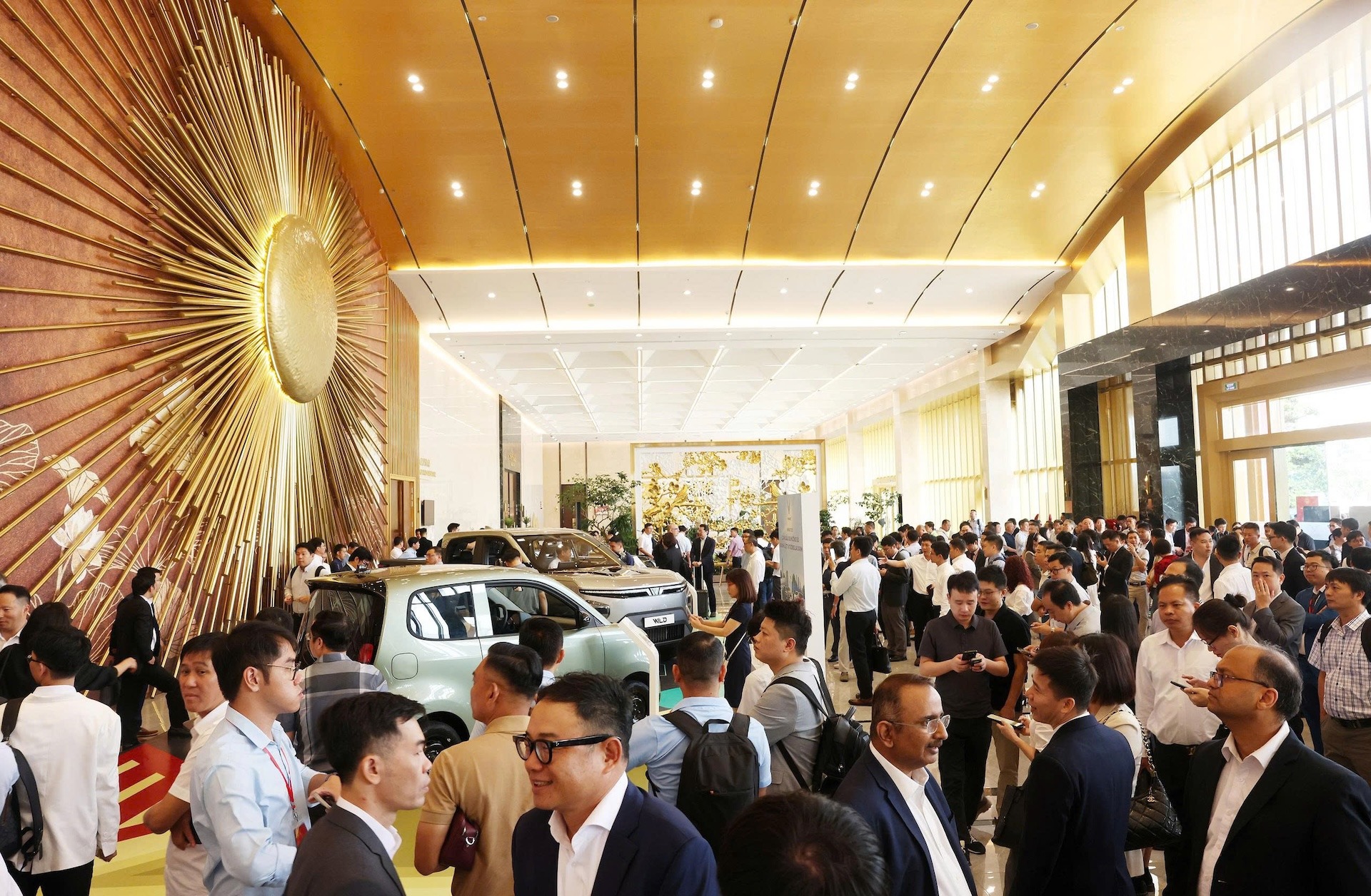Đại biểu và doanh nghiệp tham quan khu trưng bày xe VinFast tại hội nghị nhà cung cấp 2026