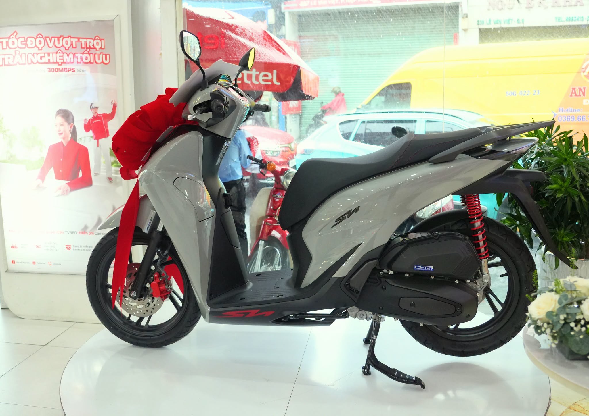 Xe Honda SH125i phiên bản Thể thao màu xám thắt nơ đỏ trưng bày tại cửa hàng Viettel