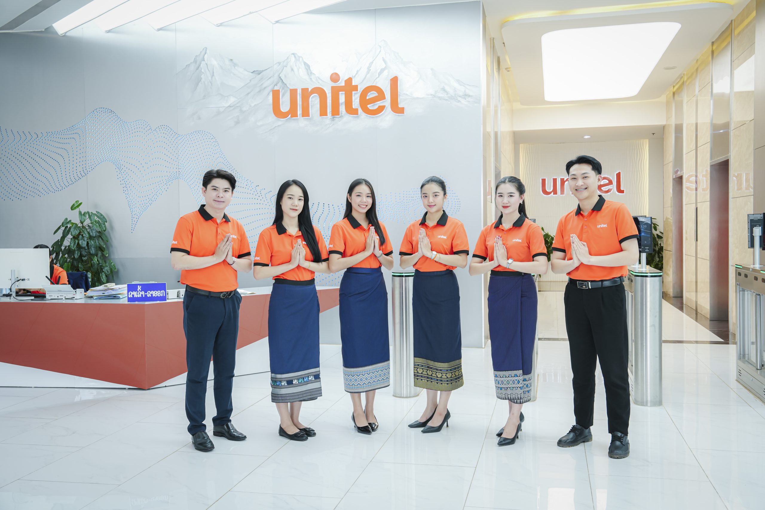 Cán bộ, nhân viên Unitel tại sảnh trụ sở công ty ở thủ đô Viêng Chăn