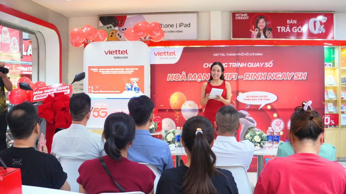 Khách hàng dự lễ quay số trúng thưởng chương trình Hòa mạng WiFi, rinh ngay SH của Viettel tại cửa hàng ở TP. Hồ Chí Minh