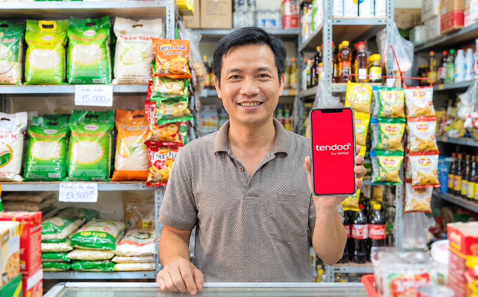 Chủ hộ kinh doanh sử dụng nền tảng Tendoo của Viettel để số hóa hoạt động bán hàng tại cửa hàng