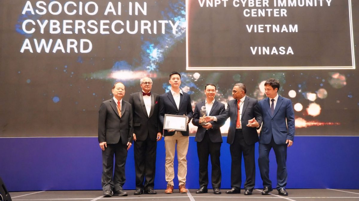 Đại diện VNPT Cyber Immunity nhận giải AI in Cybersecurity tại ASOCIO Digital & AI Awards 2026