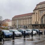 Hàng xe điện đang sạc tại trạm sạc công cộng trước nhà ga chính Leipzig, Đức