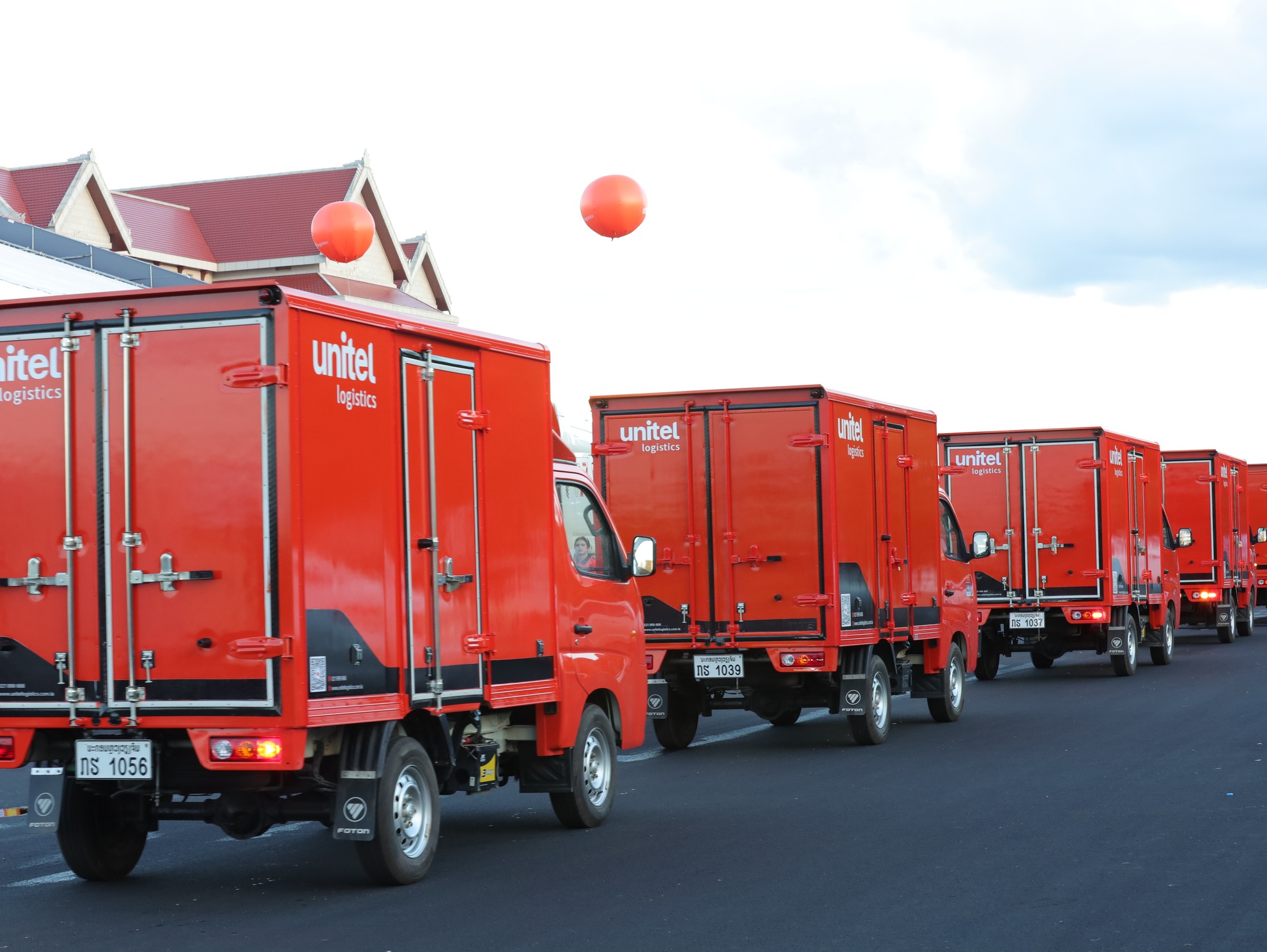 Đội xe tải mang thương hiệu Unitel Logistics tại Lào