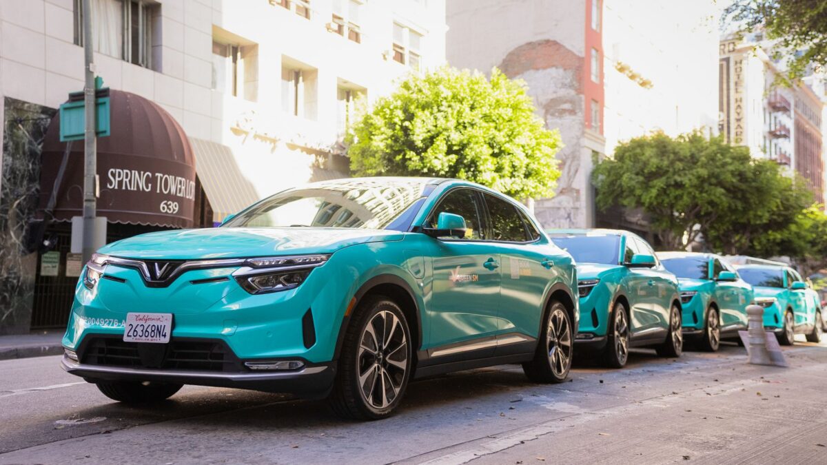 Đoàn xe taxi điện VinFast VF 8 màu xanh cyan của Green SM đỗ trên đường phố Los Angeles