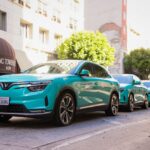 Đoàn xe taxi điện VinFast VF 8 màu xanh cyan của Green SM đỗ trên đường phố Los Angeles