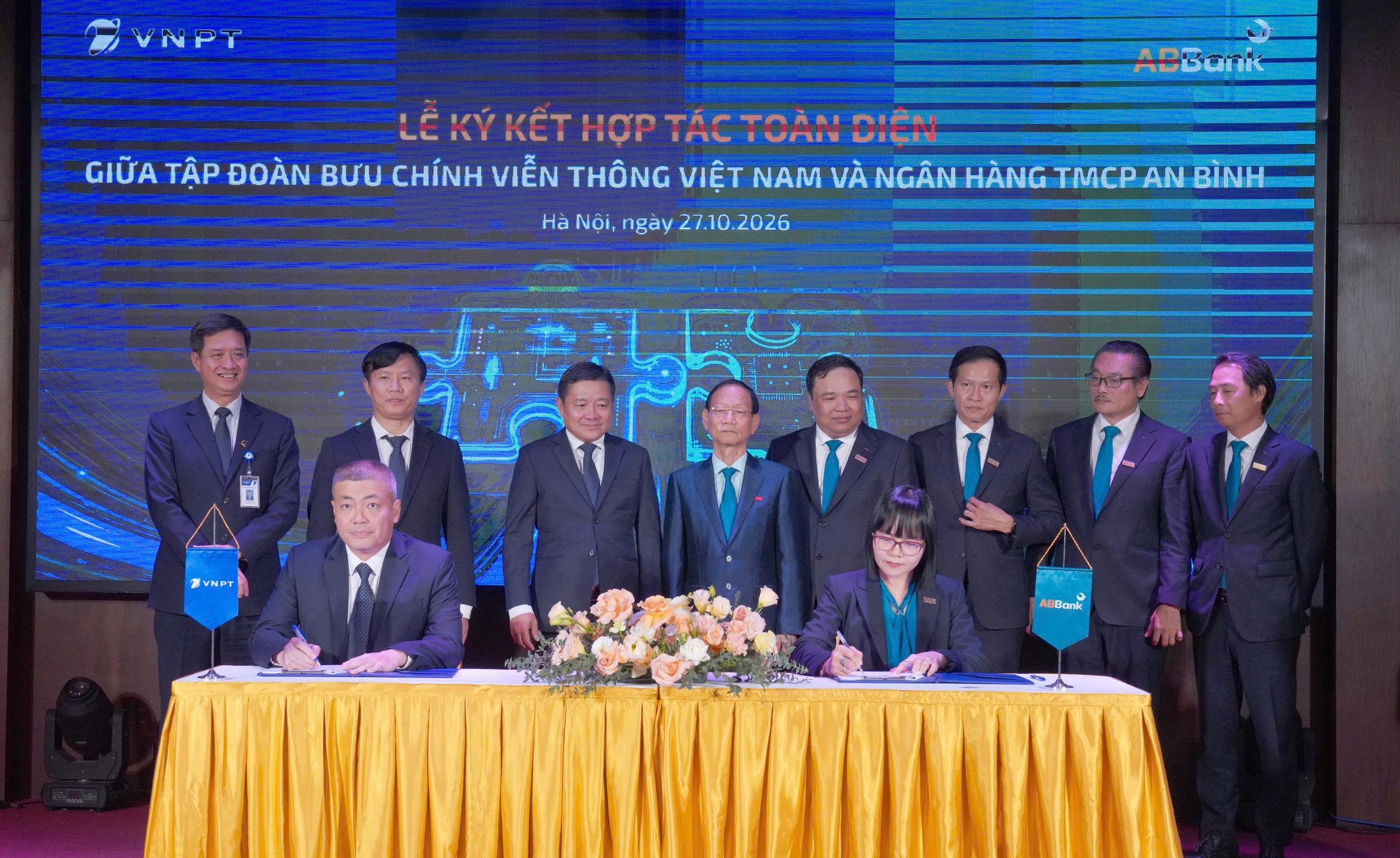 Ông Ngô Diên Hy, Phó Tổng Giám đốc VNPT, và bà Nguyễn Thị Hương, Phó Tổng Giám đốc ABBank, ký thỏa thuận hợp tác giữa hai đơn vị