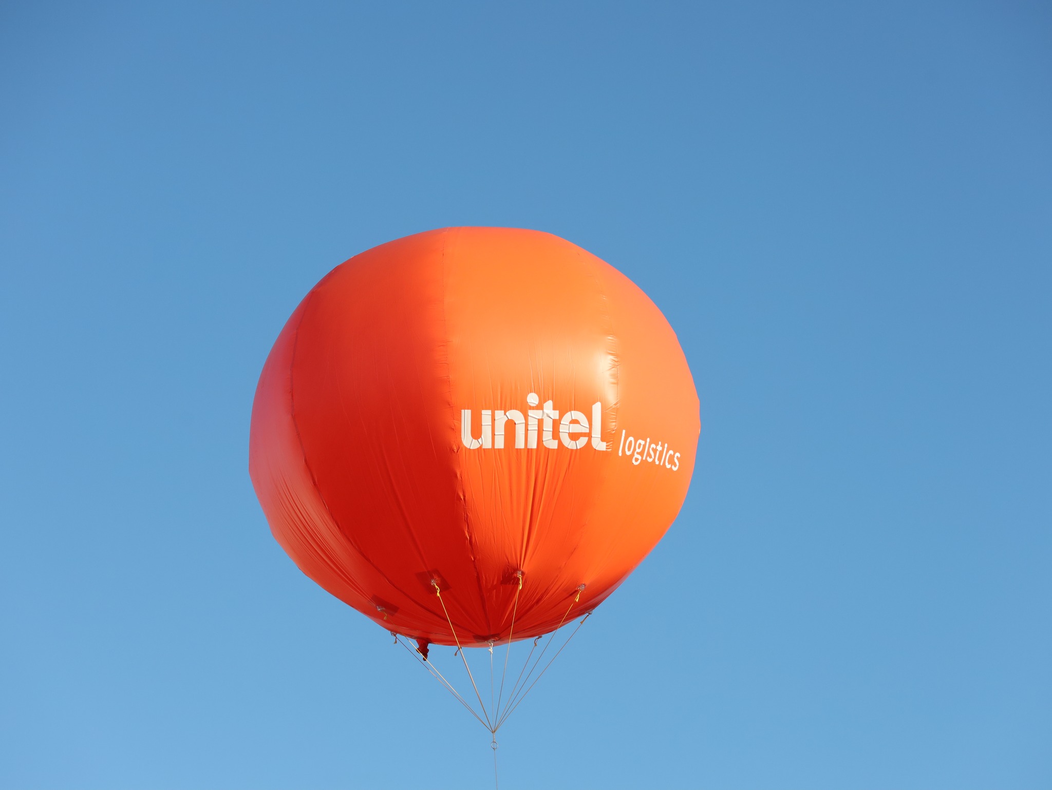 Khinh khí cầu mang thương hiệu Unitel Logistics trên bầu trời Lào