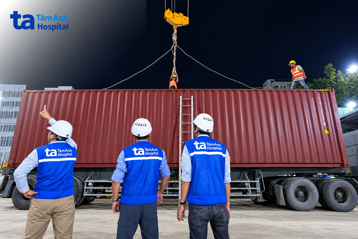 Cẩu hạ container chở thiết bị xạ trị proton tại Bệnh viện Tâm Anh