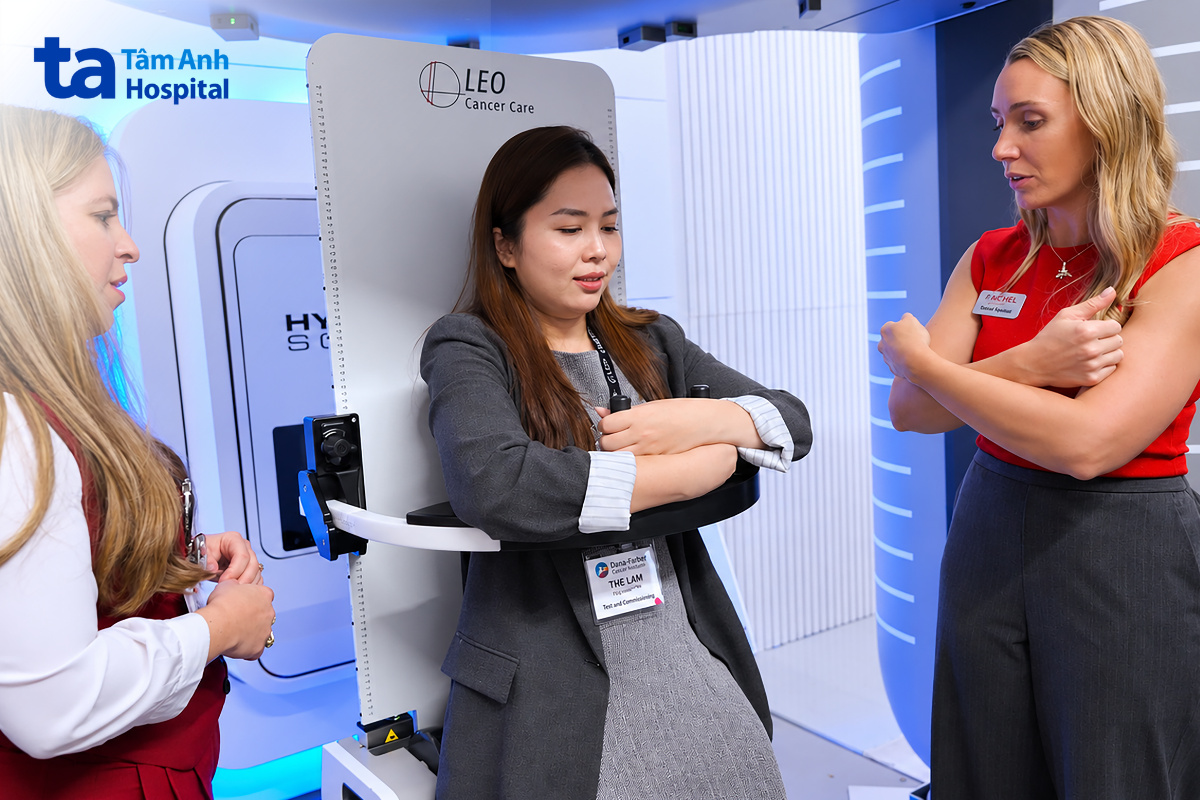 Kỹ sư Tâm Anh trải nghiệm ghế định vị xạ trị tư thế ngồi