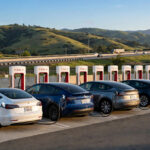 Trạm sạc nhanh Tesla Supercharger tại Mỹ với hàng cổng sạc nhanh công cộng và xe điện đang sạc