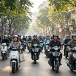 Xe máy điện trên đường phố đông đúc tại TP.HCM buổi sáng