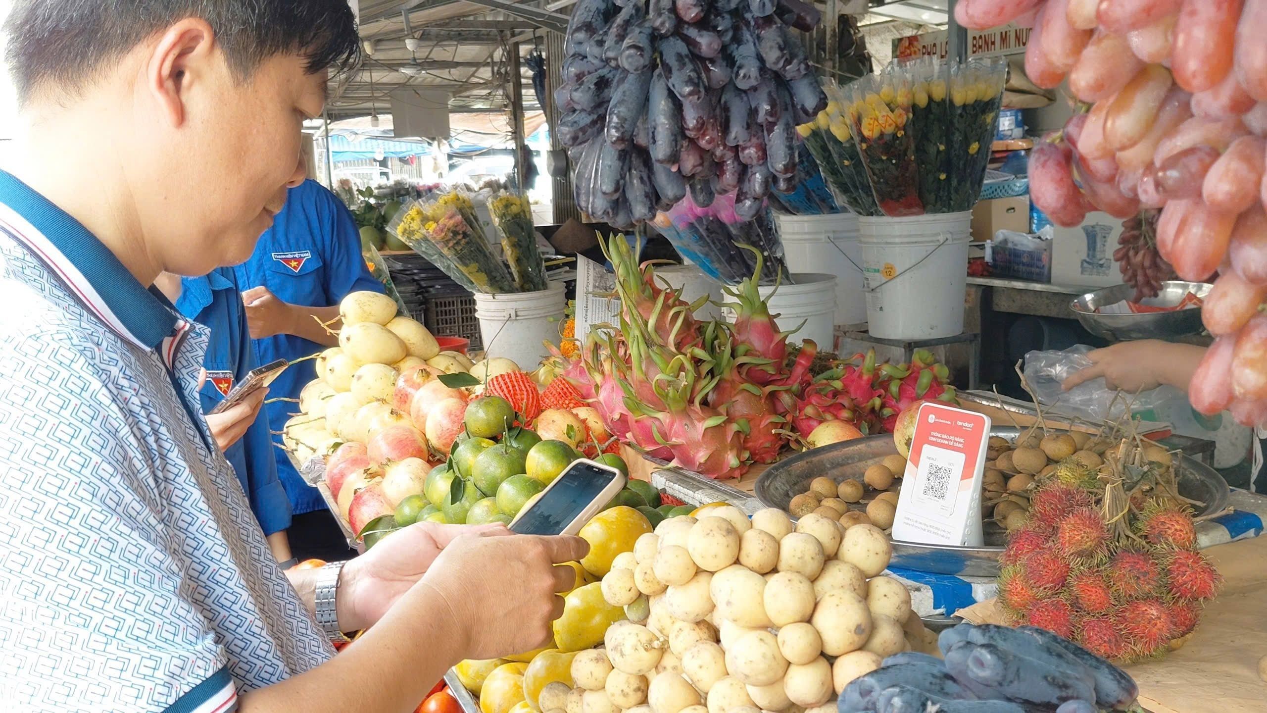 Tiểu thương chợ truyền thống dùng Loa Tendoo trong mô hình Chợ 4.0