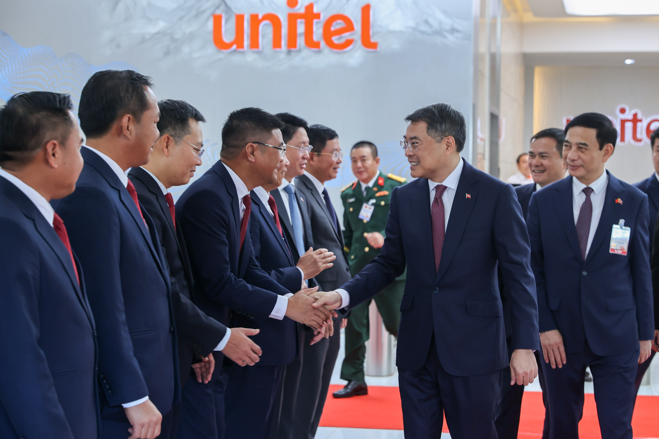 Thủ tướng Lê Minh Hưng bắt tay lãnh đạo Unitel khi thăm trụ sở công ty tại Viêng Chăn