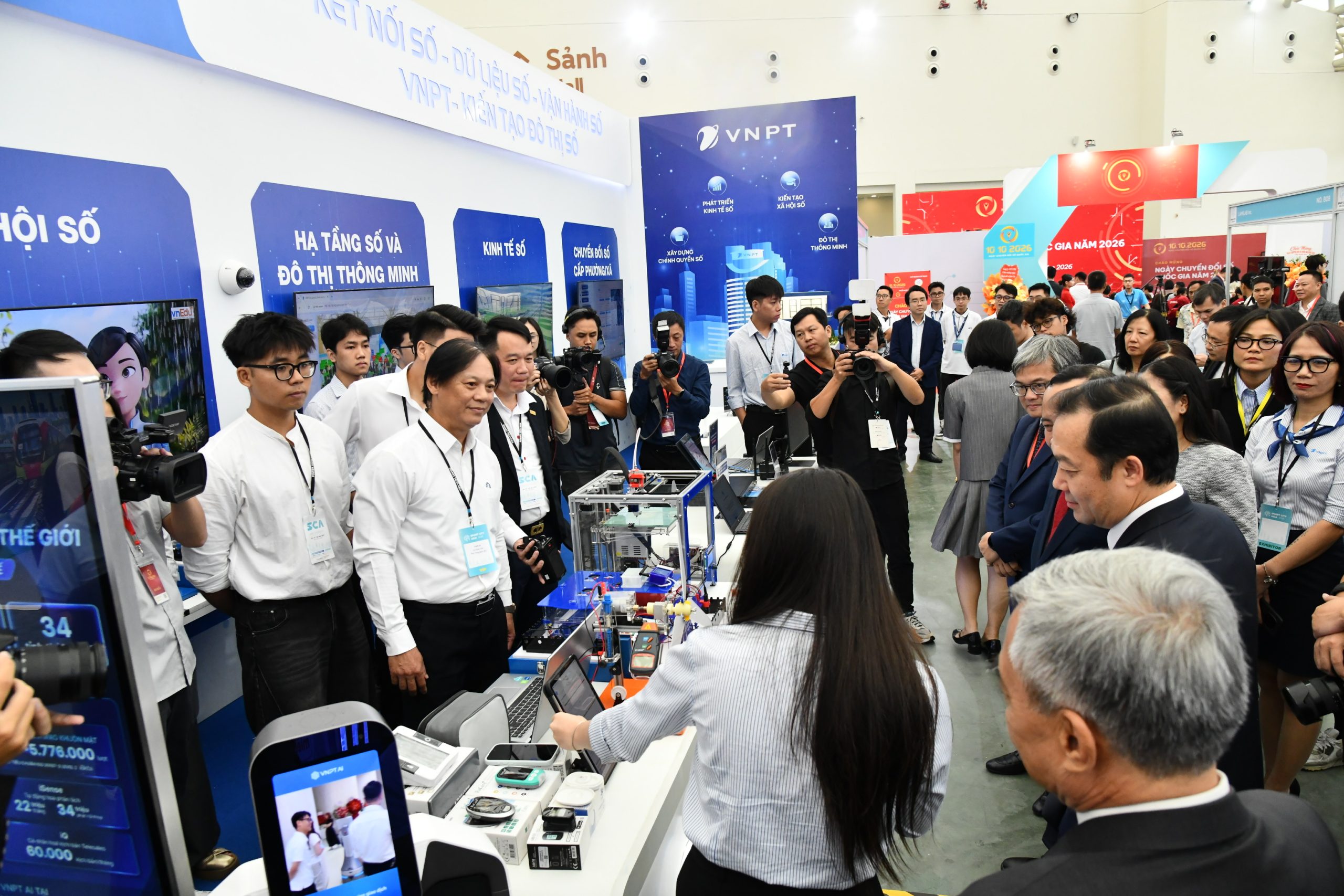 Khách tham quan trải nghiệm các giải pháp số tại gian hàng VNPT ở Smart City Asia 2026