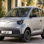 VinFast VF 2 màu bạc trên phố