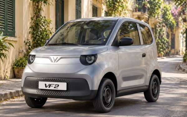 VinFast VF 2 giá 182 triệu đồng có phải lối thoát cho gia đình đi xe máy mùa mưa ngập?