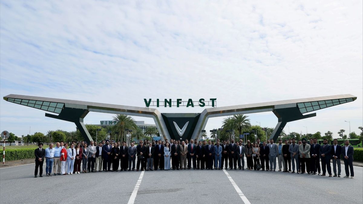 Các đối tác đại lý Ấn Độ tại Tổ hợp Sản xuất VinFast Hải Phòng trong lễ ký ý định thư hợp tác mở chuỗi showroom xe máy điện VinFast tại Ấn Độ
