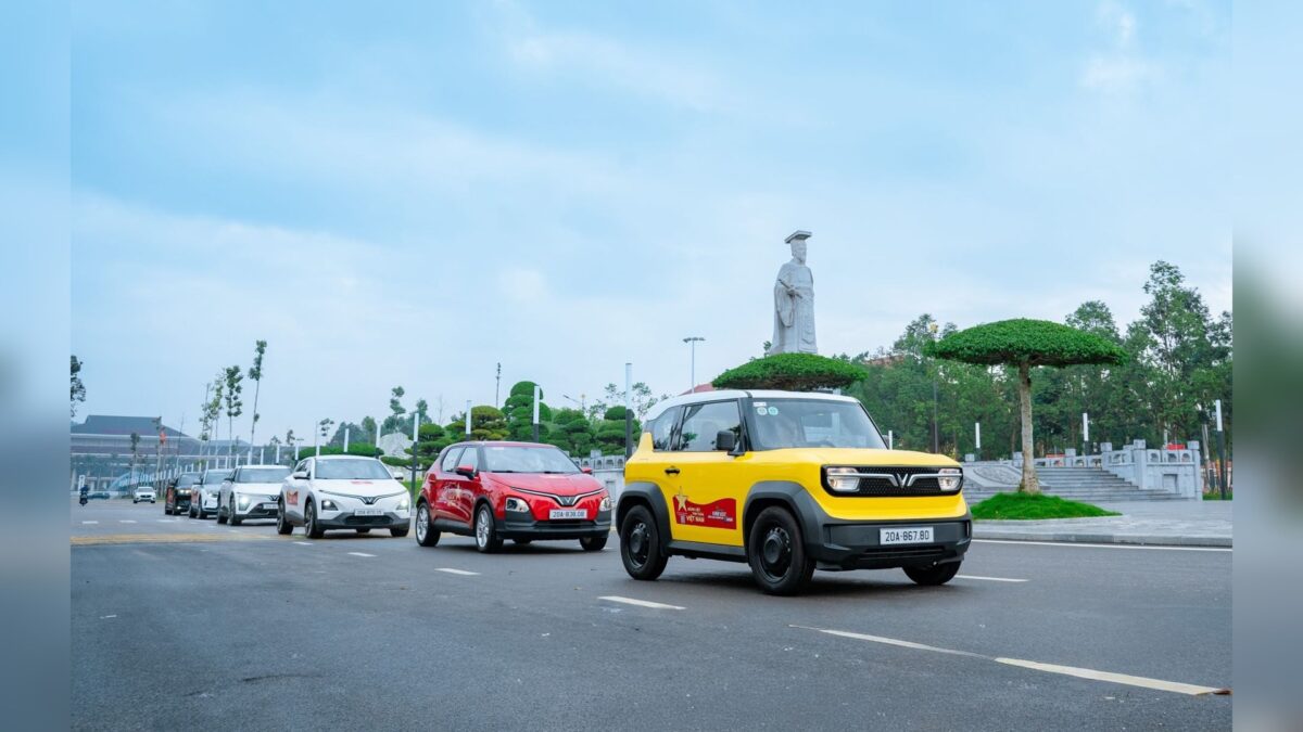 Đoàn xe VinFast với VF 3 màu vàng dẫn đầu, VinFast bàn giao 23.624 xe trong tháng 9 năm 2026
