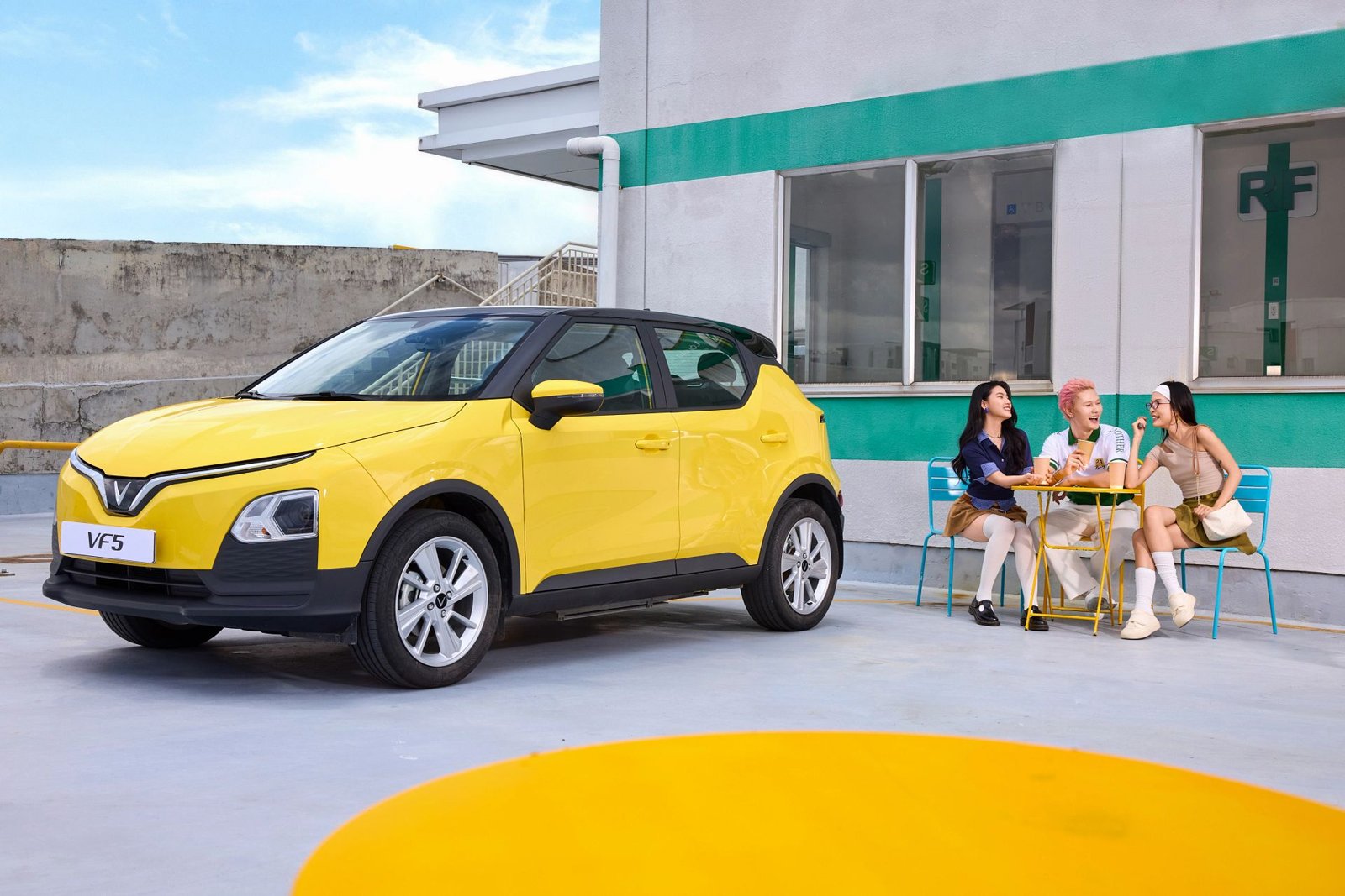VF 5 màu vàng bên nhóm khách hàng trẻ, dòng xe A-SUV dẫn đầu phân khúc của VinFast