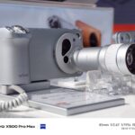 Cận cảnh vivo X500 Pro Max gắn ống kính tăng cường tiêu cự ZEISS trên bàn trưng bày