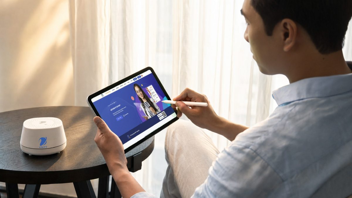 Khách hàng trải nghiệm giải pháp ký số VNPT SmartCA, một trong các nền tảng chuyển đổi số VNPT đang triển khai cho doanh nghiệp