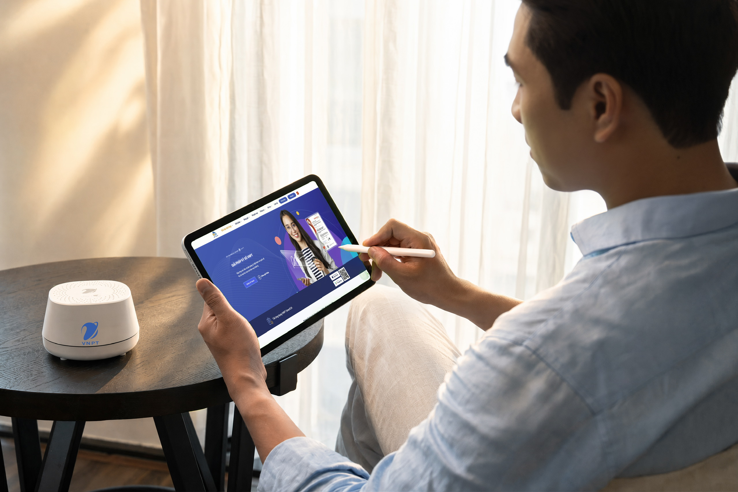 Khách hàng trải nghiệm giải pháp ký số VNPT SmartCA trên máy tính bảng trong hành trình chuyển đổi số cùng VNPT