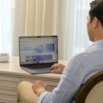 Người dùng mở trang hệ sinh thái hóa đơn điện tử VNPT trên laptop tại bàn làm việc trong đợt ưu đãi 0 đồng hỗ trợ doanh nghiệp số hóa
